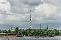 La torre de televisión de San Petersburgo como se observa desde el terraplén de Dvortsovaya