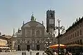 La Plaza Ducal de Vigevano, con la fachada de la catedral