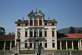 El cuerpo central de Villa Angarano en Bassano del Grappa