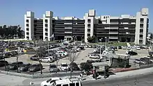 La línea pasa frente al Palacio del Departamento Judicial de Lomas de Zamora.
