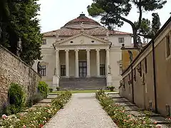 Villa Capra detta La Rotonda de Palladio fue la inspiración para Mereworth Castle, el hogar del tío de Dashwood, Lord Westmorland. El pórtico este de West Wycombe se construyó a su vez como un homenaje al gusto artístico de Westmorland en Mereworth.