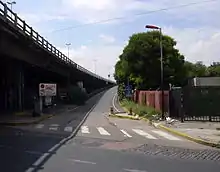 Vista desde el norte de la subida a la Autopista Perito Moreno desde la calzada sur de la Av. Rivadavia (Villa Luro)