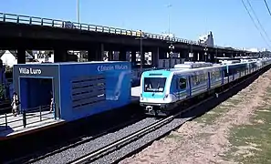 Extremo oeste del andén central de la estación Villa Luro, visto desde el puente peatonal de la calle Víctor Hugo