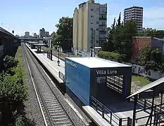 Acceso oeste de la estación Villa Luro, visto desde el puente de la calle Víctor Hugo