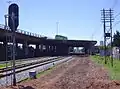 Puente de la Autopista Perito Moreno sobre el FFCC Sarmiento, en inmediaciones del acceso este de la estación Villa Luro