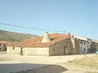 Casa de mampostería típica, de una sola planta y con chimenea cónica