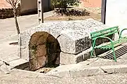 Fuente de piedra en la plaza de la iglesia.