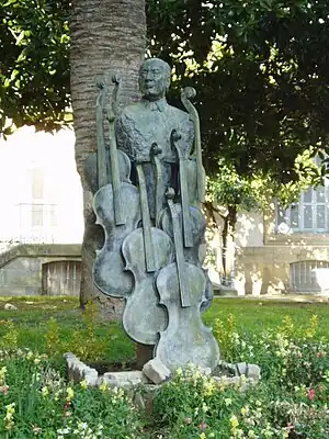 Monumento al compositor Francisco Escudero en el jardín de Villa Munda.