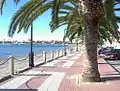 Un paseo marítimo bordea toda la playa.