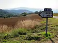 Cartel indicativo de carretera en dirección al pueblo y lago de Arreo