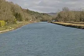 El Mosa canalizado en Vilosnes-Haraumont