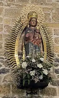 Tallada en madera de estilo gótico y policromada, se muestra a la Virgen de Olatz con la flor sagrada de loto y sosteniendo al Niño sentado en su rodilla izquierda con actitud de bendecir. Su rostro, con una tímida sonrisa y una expresión de dulzura y piedad, está sujeto a los cánones de la escultura gótica, tanto en la silueta del cuerpo como en el plegado de la ropa, exceptuando algunos resabios retrospectivos de carácter románico en sus miembros y en la estrechez de los hombros, que aumentan aún más el interés artístico de la obra.