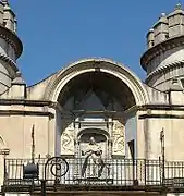 Virgen de los Ángeles en la fachada interior de Puerta de Palmas