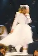 Madonna en The Virgin Tour con el vestido de novia