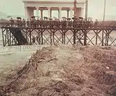 Miembros del Gabinete de Gobierno e invitados especiales observando el Mapa en Relieve en 1905. Al fondo, Templo de MinervaMuseo Nacional de Historia de Guatemala