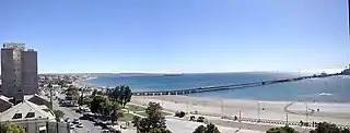 Vista panorámica de la ciudad y el muelle.