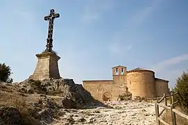 Vista de la ermita con la cruz en primer plano