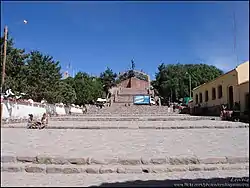 Monumento a los Héroes de la Independencia (1927-1951). Humahuaca, Jujuy. Monumento y y la escalinata, tomada desde el centro de la ciudad.