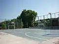 Cancha de baloncesto y de fútbol.