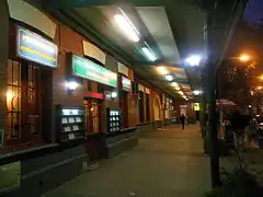 Vista nocturna de la entrada