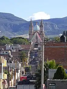 Vista panorámica de Calvillo, con el Santuario de Nuestra Señora de Guadalupe al fondo.