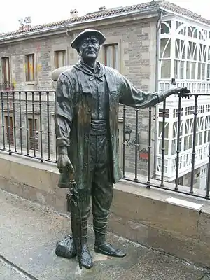 Estatua de Celedón, 2005, de Ángel Benito Gaztañaga, balconada de la iglesia de San Miguel