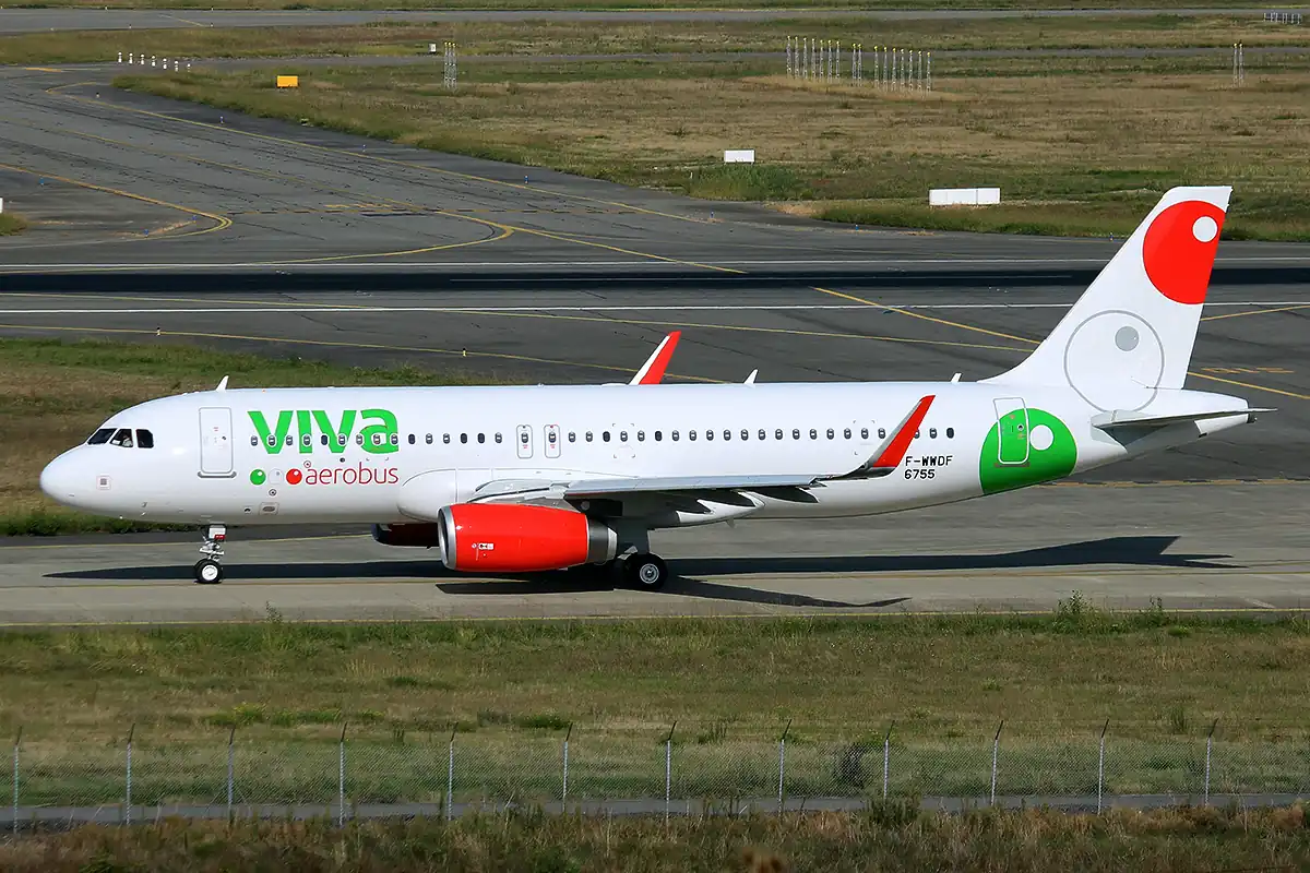 VivaAerobus_Airbus_A320_at_Toulouse