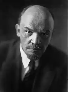 Vladímir Ilich Lenin (URSS), político, revolucionario, teórico político, filósofo y líder comunista ruso, líder de la facción bolchevique del Partido Obrero Socialdemócrata Ruso (POSDR), fundador y líder del Partido Comunista de la Unión Soviética.