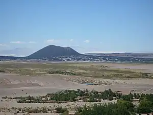 Volcán visto desde la villa de Antofagasta de la Sierra