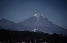 Volcán Citlaltépetl y parque eólico