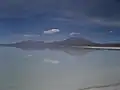 Vista del Volcán Tunupa desde la orilla del Salar