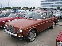 Vista frontal de un 164 de 1975 con el parachoques delantero actualizado, y la parrilla y las puertas rediseñadas