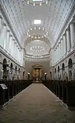 Interior, hacia el altar
