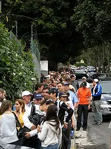 Colas para ejercer el voto en el centro electoral de la urbanización (Universidad Nueva Esparta) en alguno de los procesos de elección realizados.