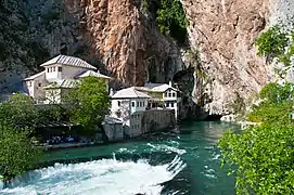 Antiguo monasterio sufí Blagaj Tekke en el manantial Buna, en Blagaj