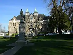 Una vista del Antiguo Capitolio con la estatua de J. R. Rogers, primer gobernador del estado de Washington.