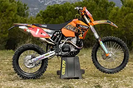 Motocicleta de estilo enduro