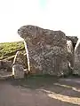 Piedra "Menor" en la fila de piedras frente a la entrada.