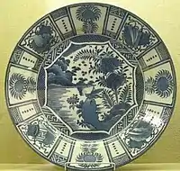 Gran plato cerámica de Arita, h. 1680, imitando la porcelana kraak de exportación china.