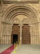 Portada occidental de la iglesia de San Vicente de Ávila