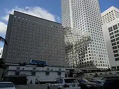 Parte baja del edificio desde el sur con un vehículo Metromover pasando por ahí