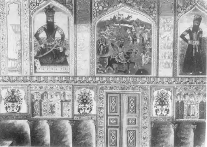 Paredes interiores con retratos de personajes en el Palacio del Sardar
