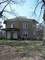 Una casa aún más sencilla, aunque bien proporcionada, sin terraza, solo un porche delantero. Casa octágono, Wallingford, Connecticut (construida en 1850).