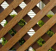 Celosía de madera de uso habitual en jardinería.