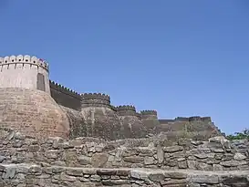 Construido durante el siglo XV por Rana Kumbha, los muros del fuerte de Kumbhalgarh se extienden a lo largo de 38 km, y se dice que es el segundo muro continuo más largo del mundo después de la Gran Muralla China.