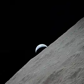 Vista de la Tierra creciente menguante vista sobre el horizonte lunar sobre el cráter Ritz