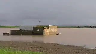 Warar, un lago temporal natural, en 2008, inundando una casa construida en la década de 1970