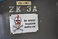 Cartel de calavera y huesos cruzados montado en una caja de electricidad en Polonia