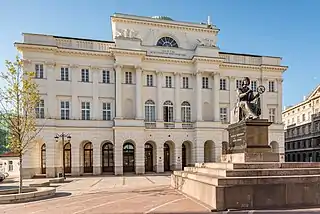 Academia Polaca de Ciencias y el Monumento de Nicolás Copérnico, Varsovia, Polonia.