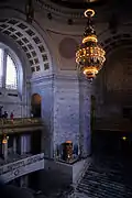 La rotonda del edificio Legislativo con candelabro y brasero romano.